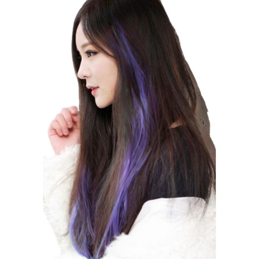 chica muy bonita con extensiones de color purpura claro  y el pelo castaño 