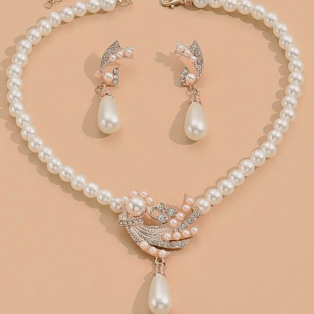 Collar Dorado de Perlas y Zirconios Elegancia y Distinción
